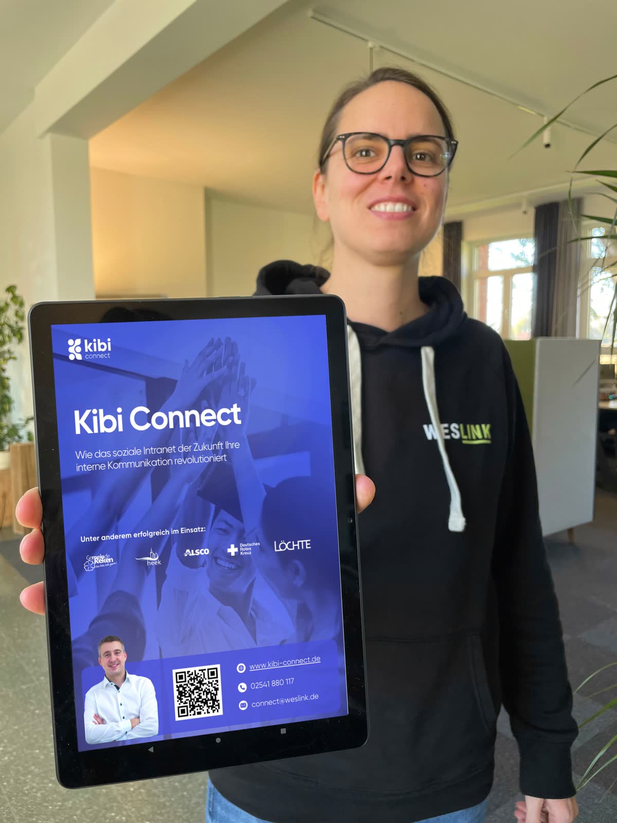 Mitarbeiter in der Produktion nutzen die Kibi Connect App auf dem Smartphone
