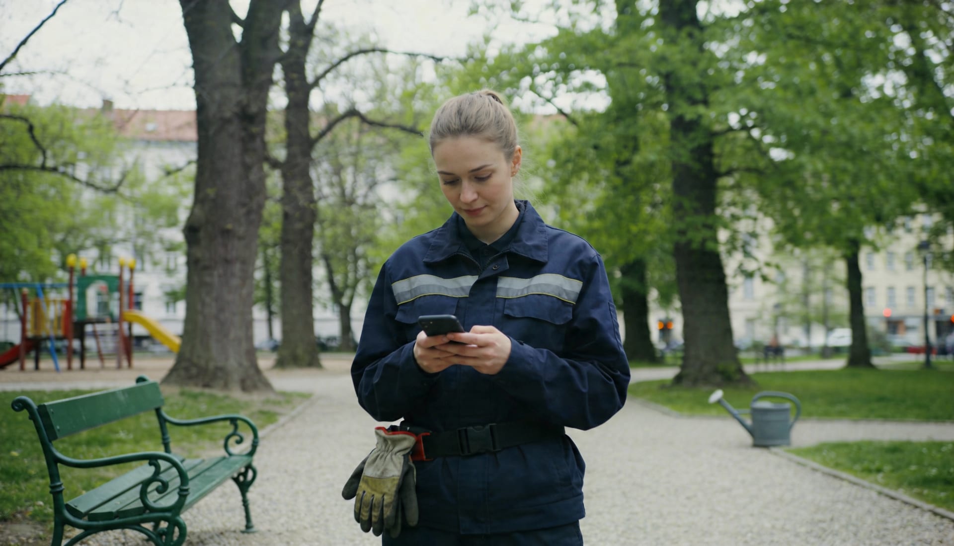 Mitarbeiterin im Außendienst klärt eine Rückfrage per Chat im Stadtpark