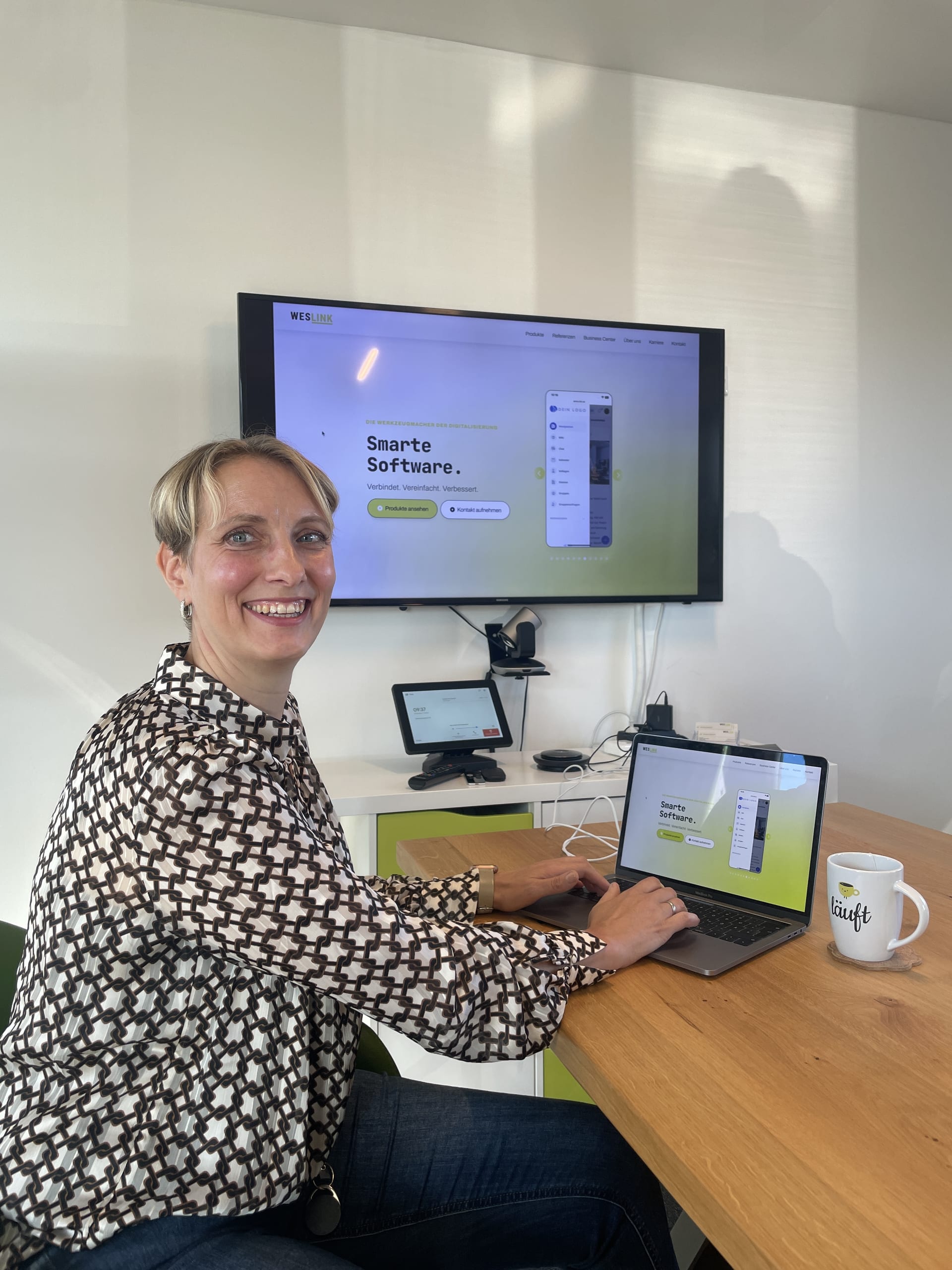 Webinar-Situation mit Kibi Connect auf Bildschirm und Laptop