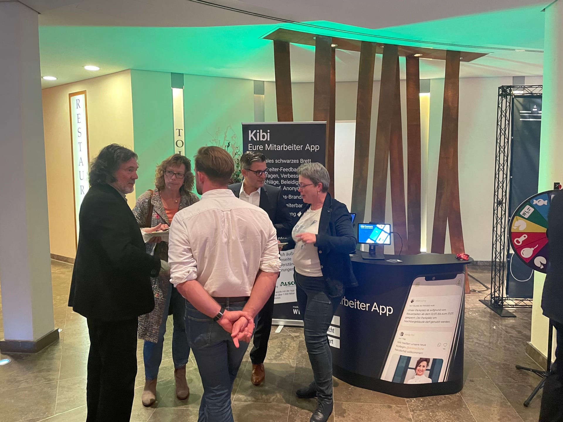 Besucherinnen und Besucher im Austausch auf dem Personalkongress Münster