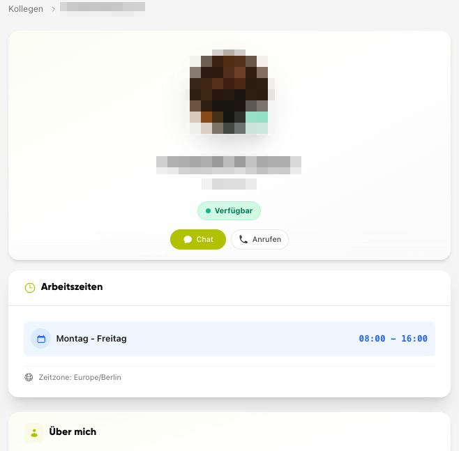 Kollegen-Profil mit Verf&uuml;gbarkeitsstatus, Schaltfl&auml;chen &bdquo;Chat&ldquo; und &bdquo;Anrufen&ldquo;, Arbeitszeiten und Bereich &bdquo;&Uuml;ber mich&ldquo;